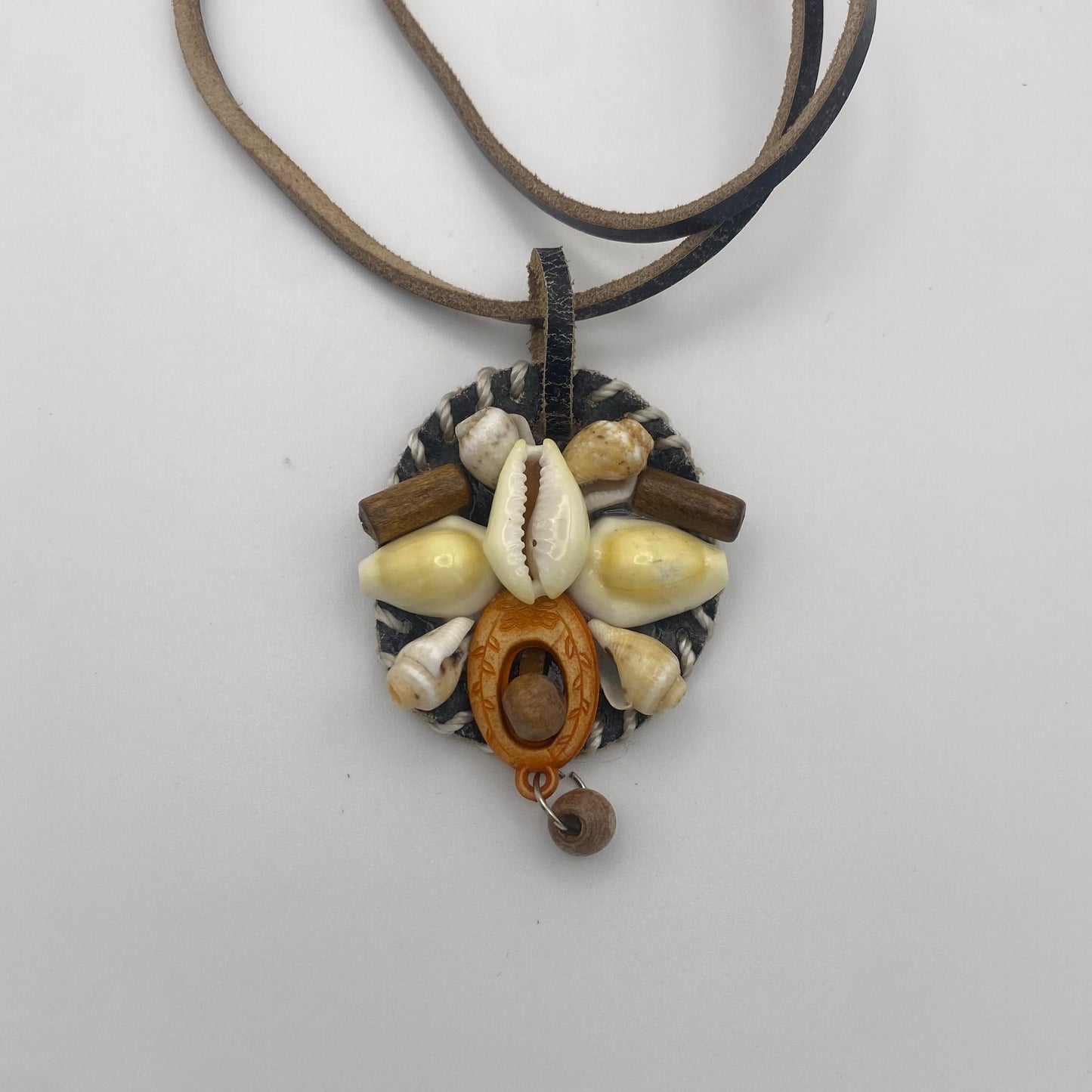 Handgemachtes Lederamulett