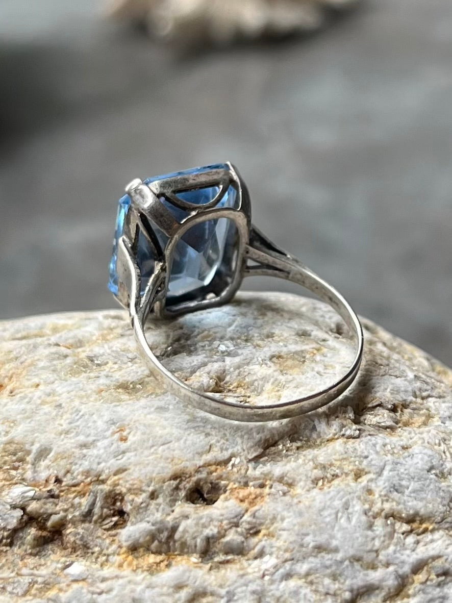 Vintage Ring mit hellblauem Stein