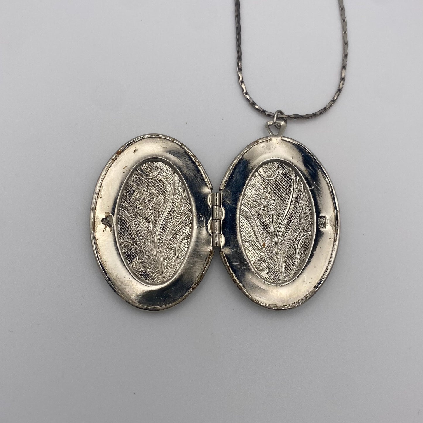 Lange silberne Halskette mit Medaillon