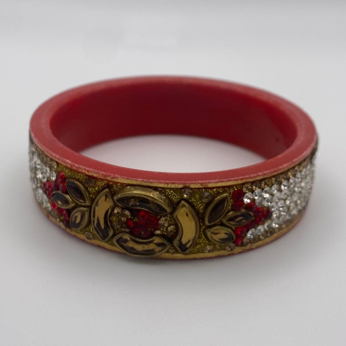 Armreif mit glitzernden und goldenen Verzierungen