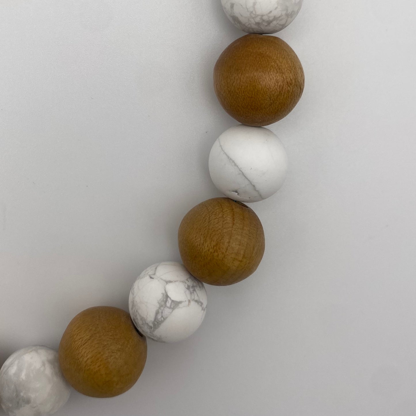 Handgemachte Kette mit Holzperlen, und handgeformten Charm