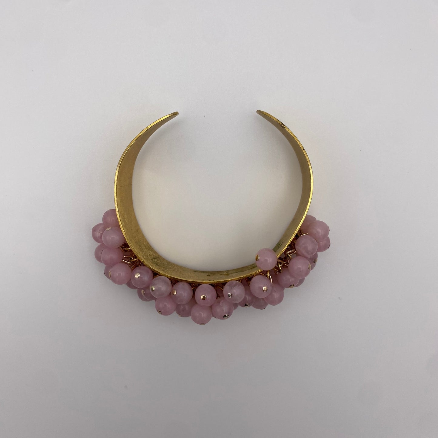 Armreif mit rosa Perlen