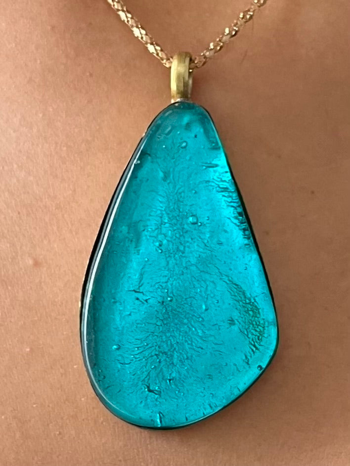 Kette mit türkisfarbenem Anhänger