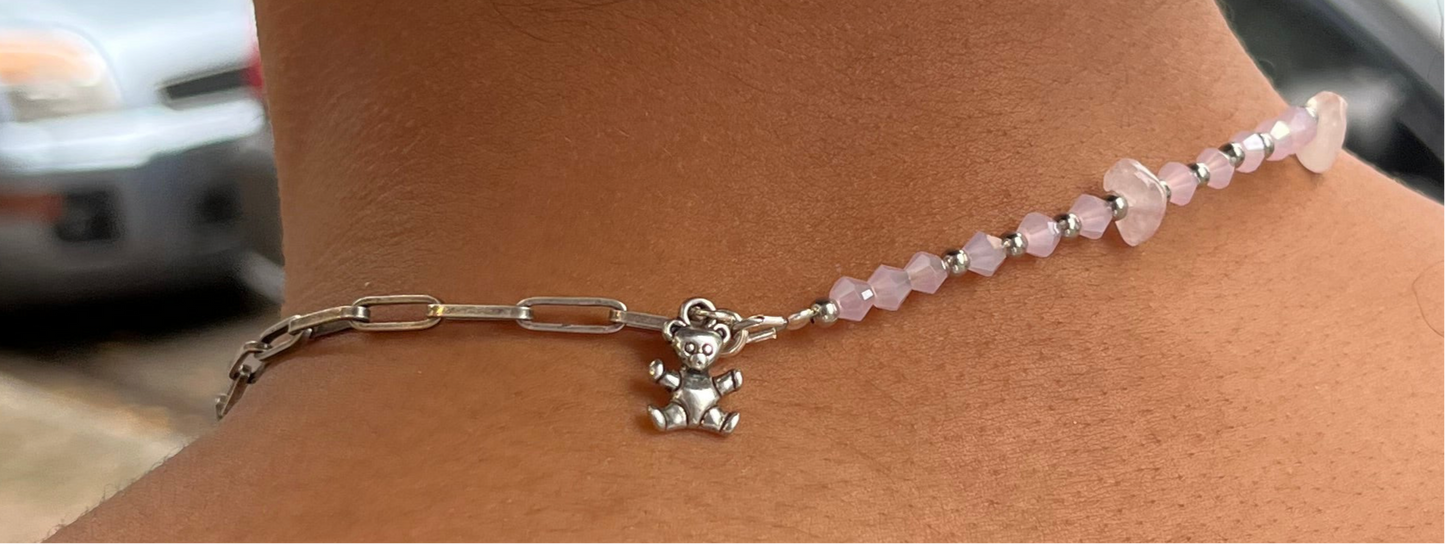 Asymmetrische Halskette mit Rosenquarz und Charms