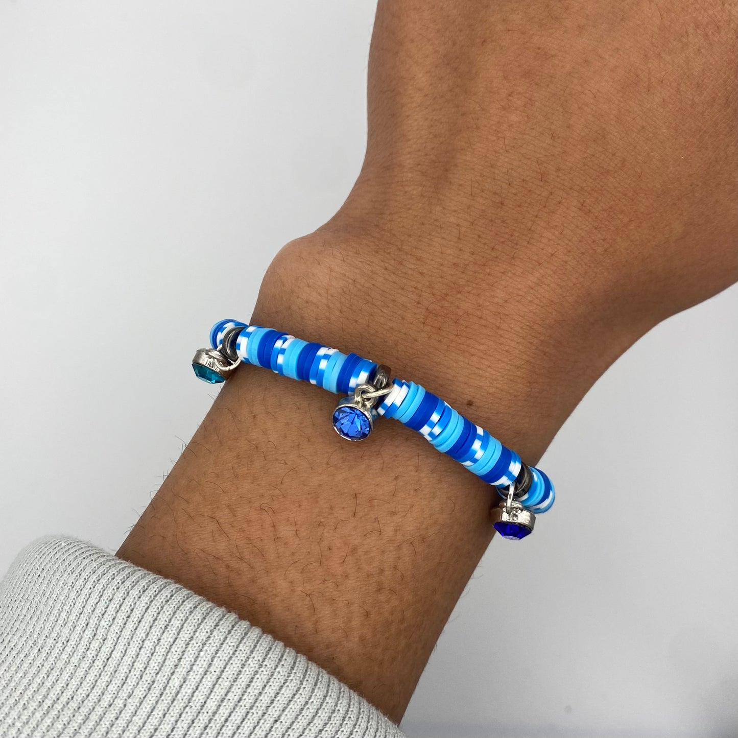 Blaues Armband mit Glitzersteinen