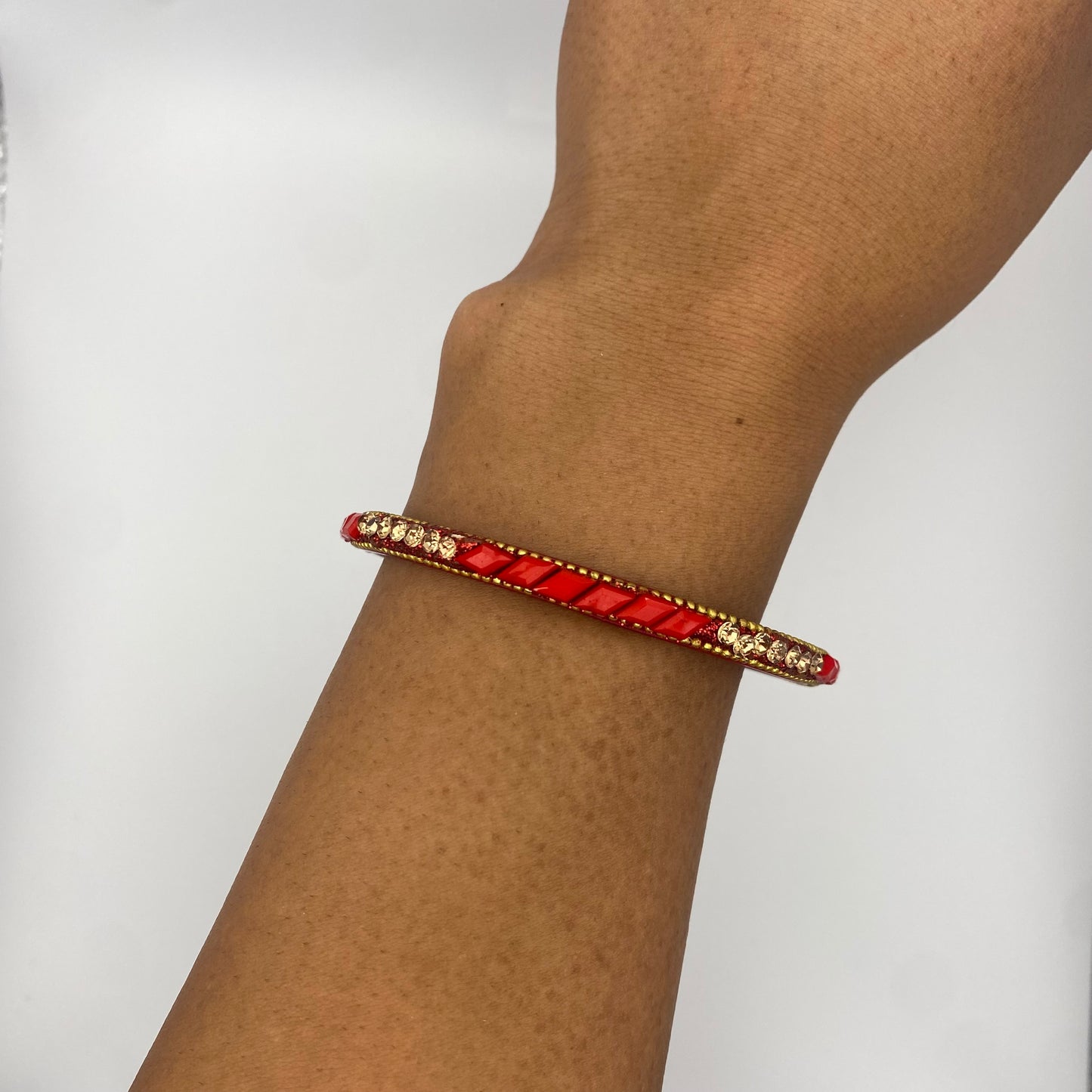 Roter Armreif/Bangle mit Verzierungen