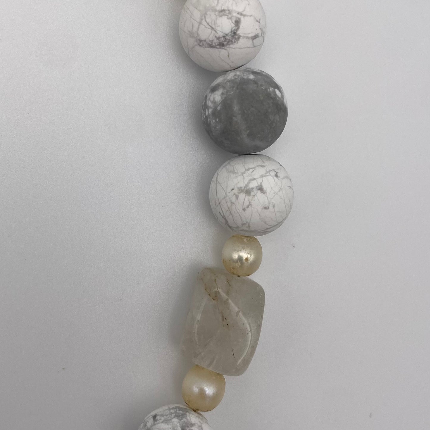 Handgemachte Halskette mit Howlith, Bergkristall, Perlen und recycelten Charms