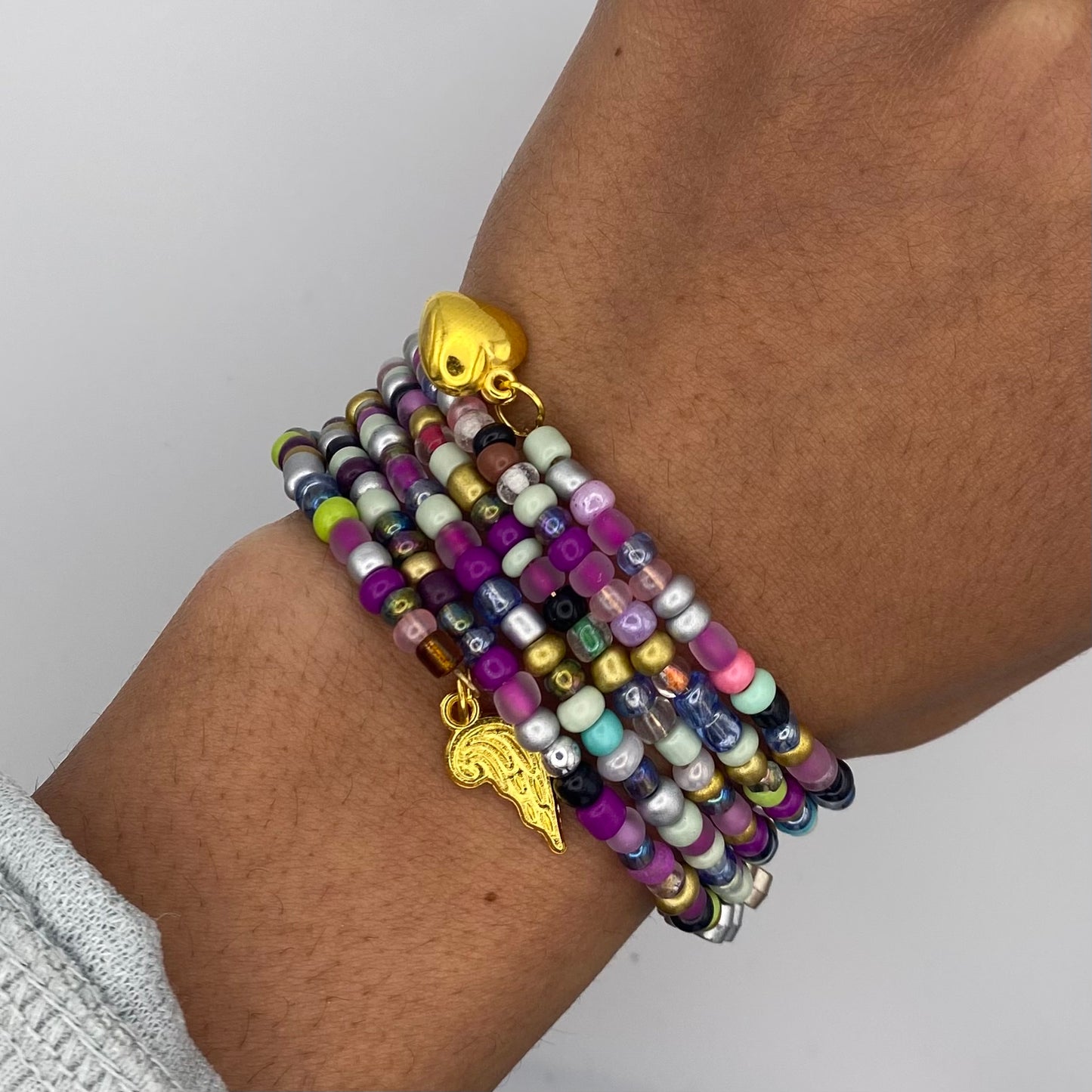 Bunter Spiralarmreif mit goldenen Charms