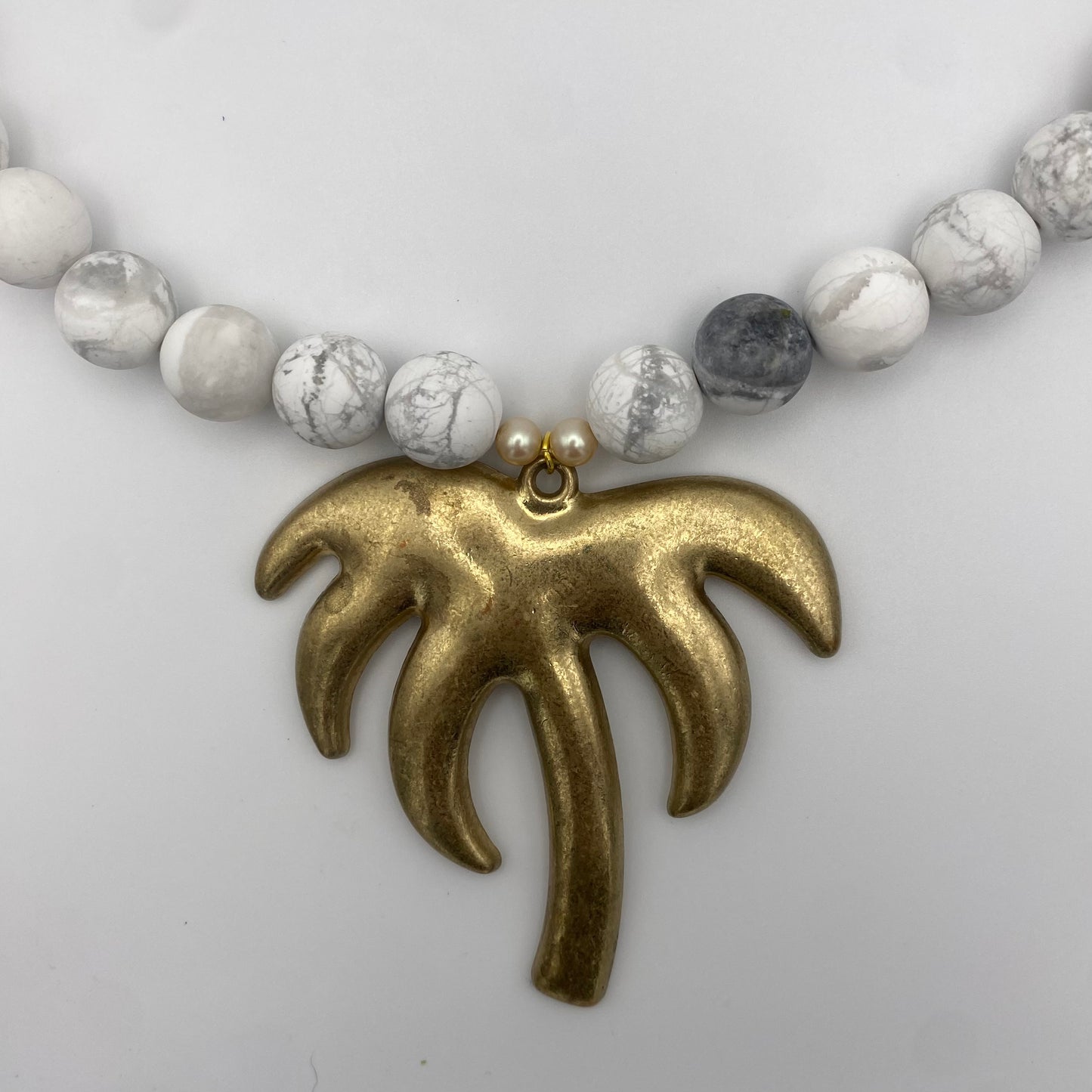 Handgemachte Halskette mit Howlith und großem recycelten Charm