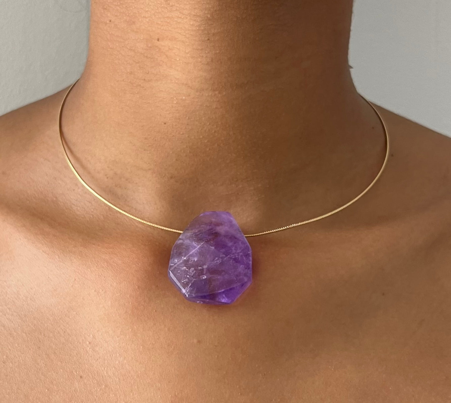 Feine Halskette mit Amethyst-ähnlichem Anhänger