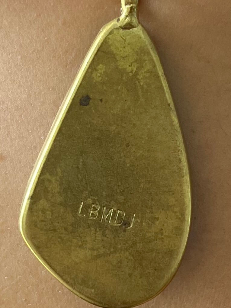 Kette mit türkisfarbenem Anhänger