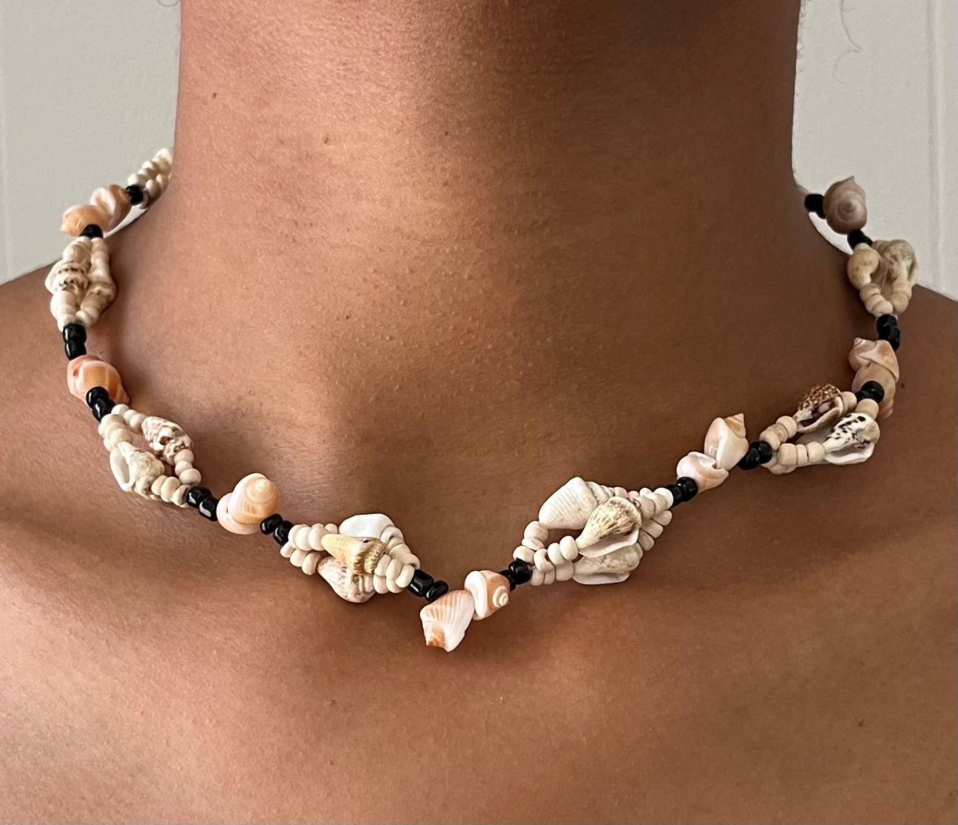 Enganliegende Vintage Halskette mit Muscheln