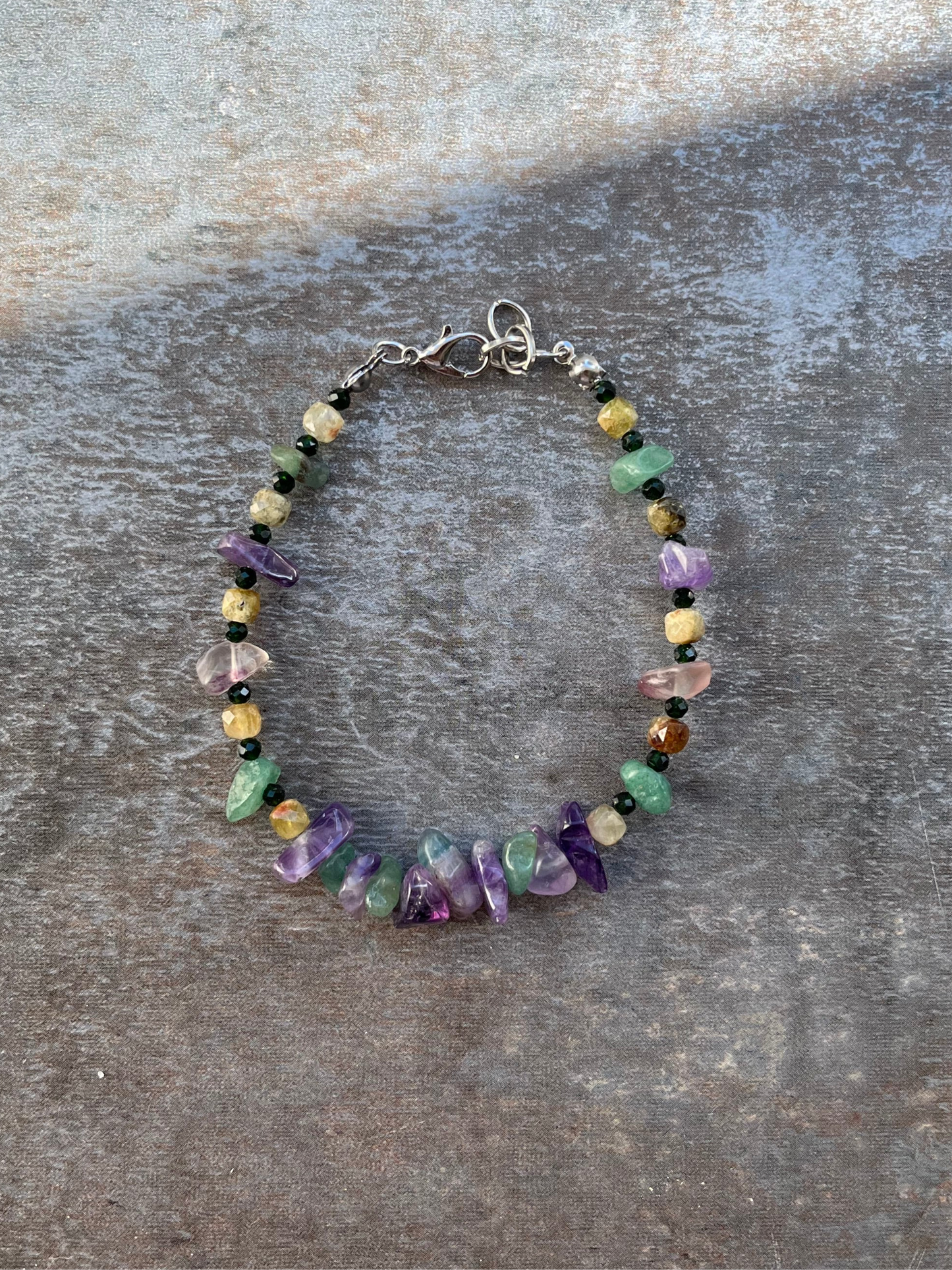 Unikat Handgemachtes Armband mit Flourit-Mix und Amethysten
