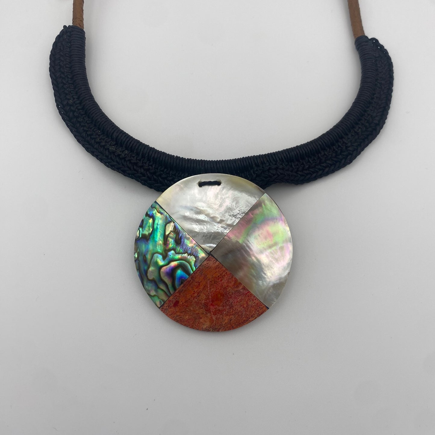 Kette mit Perlmutt-Amulett