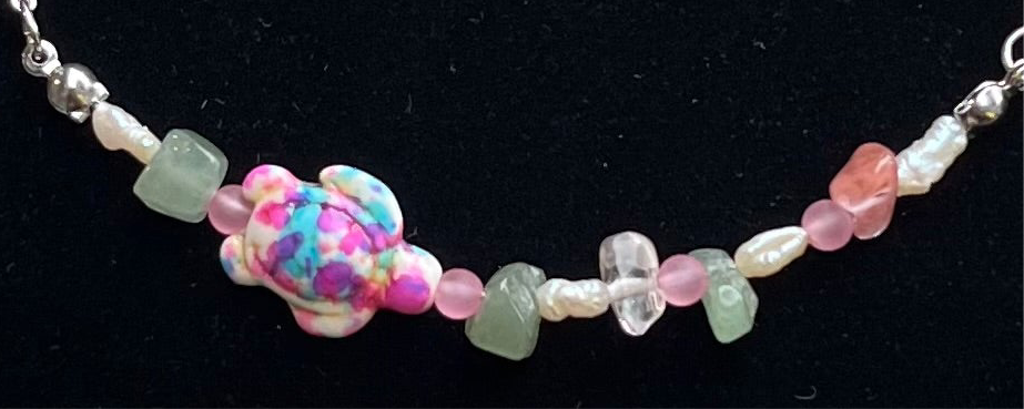Bunte Kette mit Schildkröte und Edelsteinen