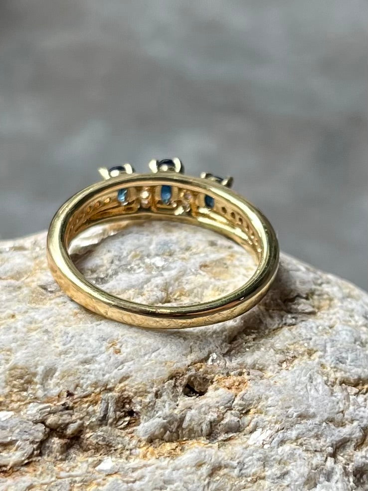 Ring mit blauen Steinchen