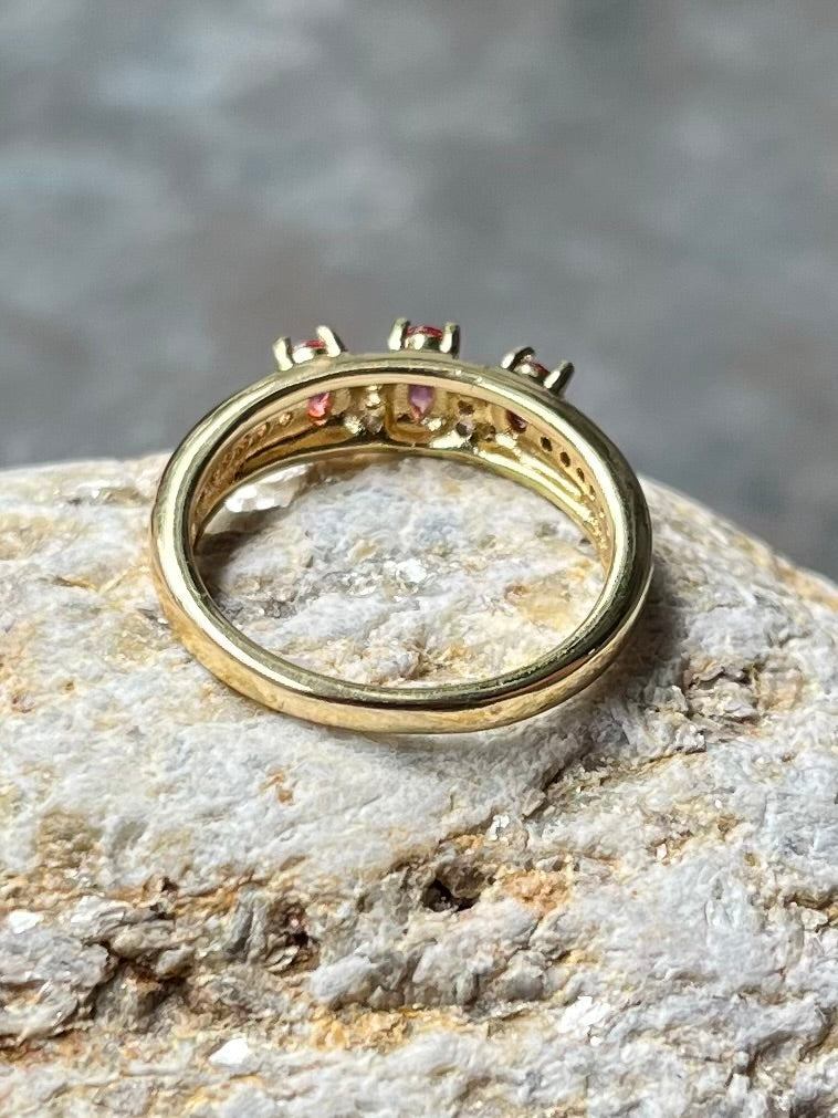 Ring mit rosa Steinchen