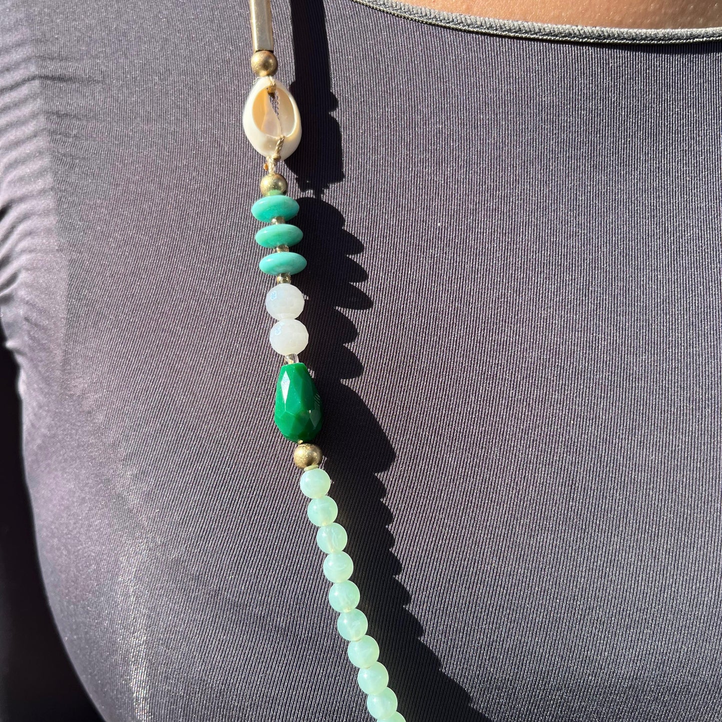 Lange Kette mit Muscheln und Perlen