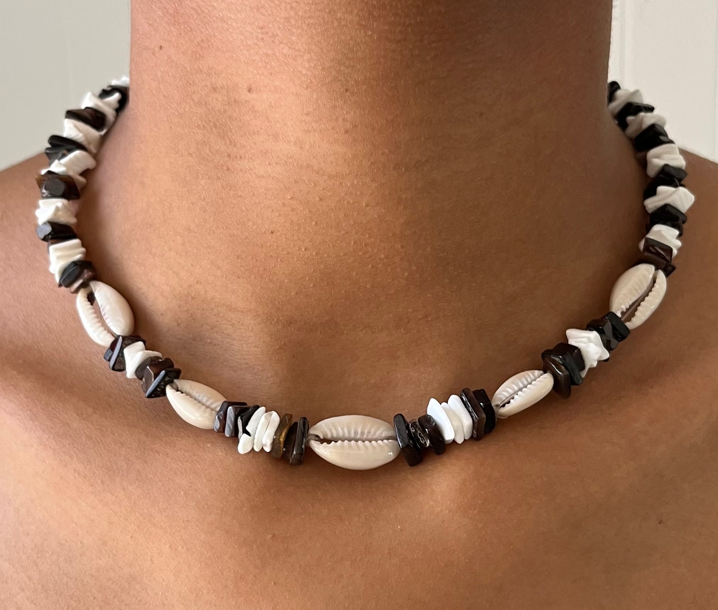 Enganliegende Vintage Kette mit Kauri Muscheln