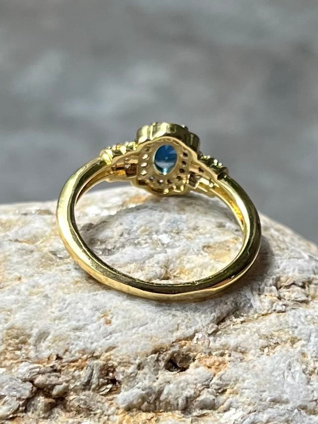 Ring mit blauem Stein