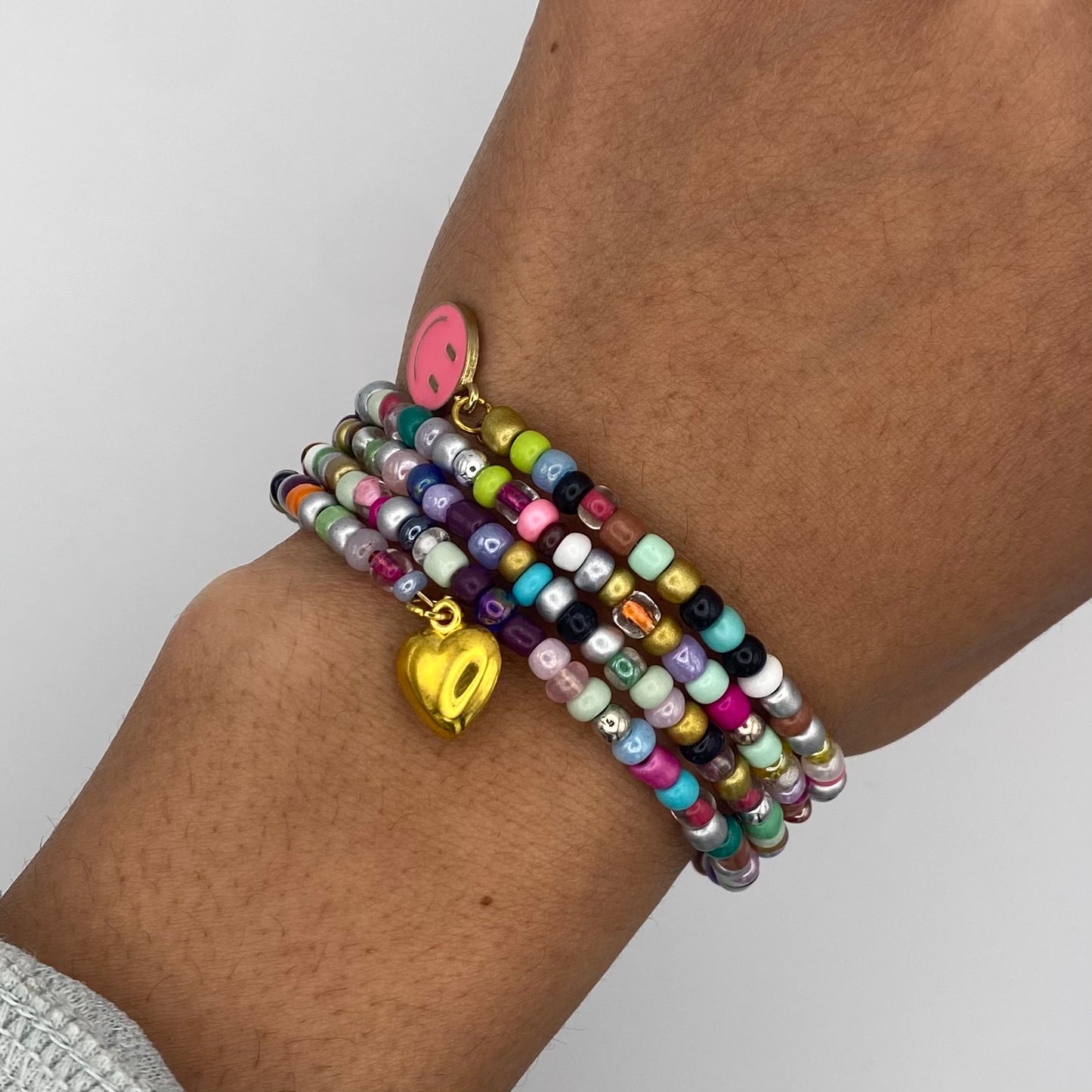 Bunter Spiralarmreif mit pinkem Smiley