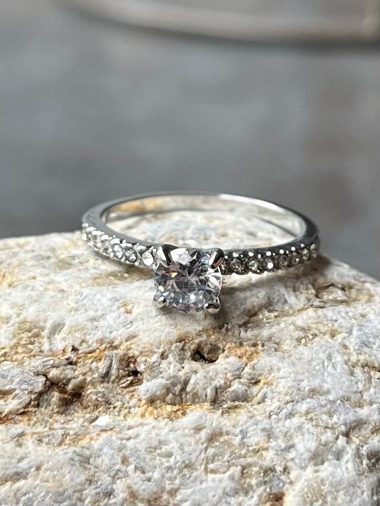 Ring mit Glitzerstein