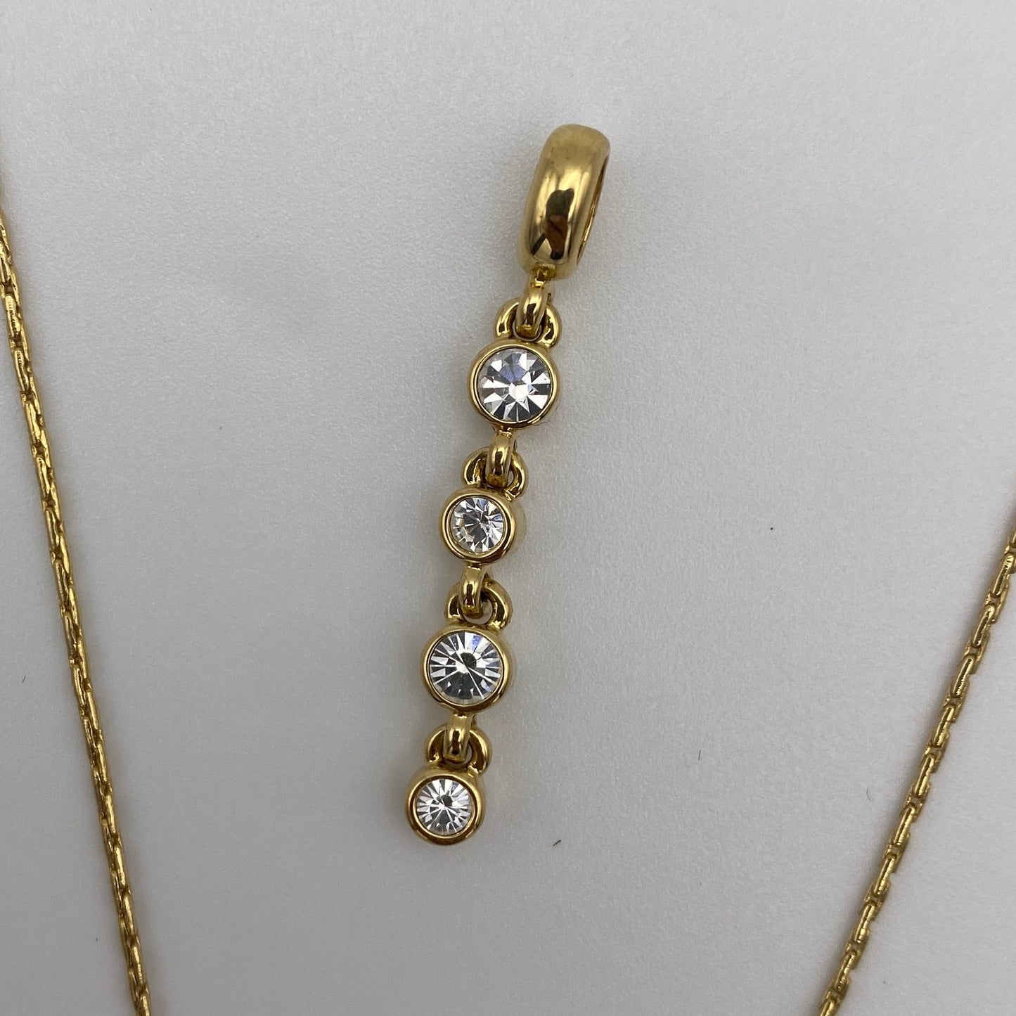 Feine goldfarbene Vintage-Kette mit Anhängern