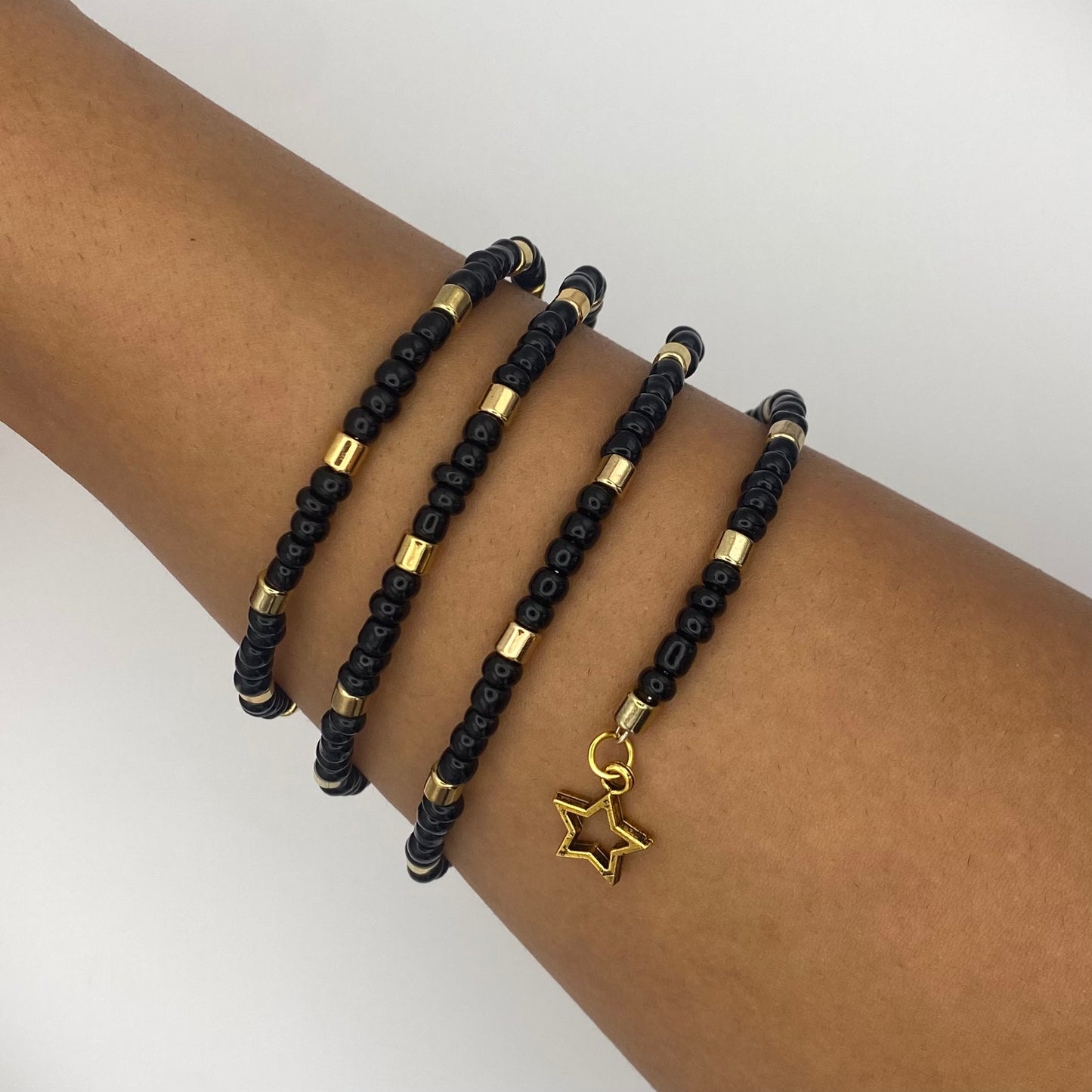 Schwarzer Spiralarmreif mit goldenen Details