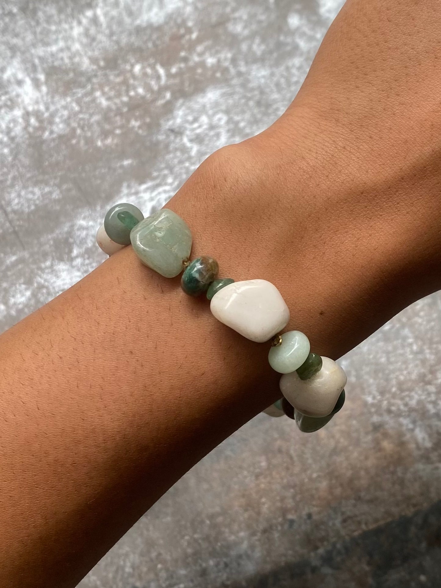 Handmade Armband aus verschiedenen Steinen