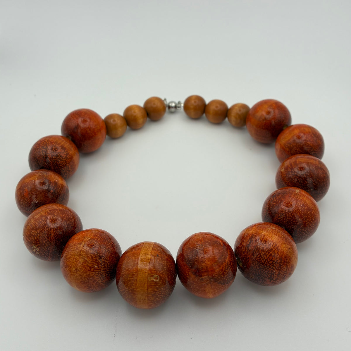 Handgemachte Kette mit Holzperlen