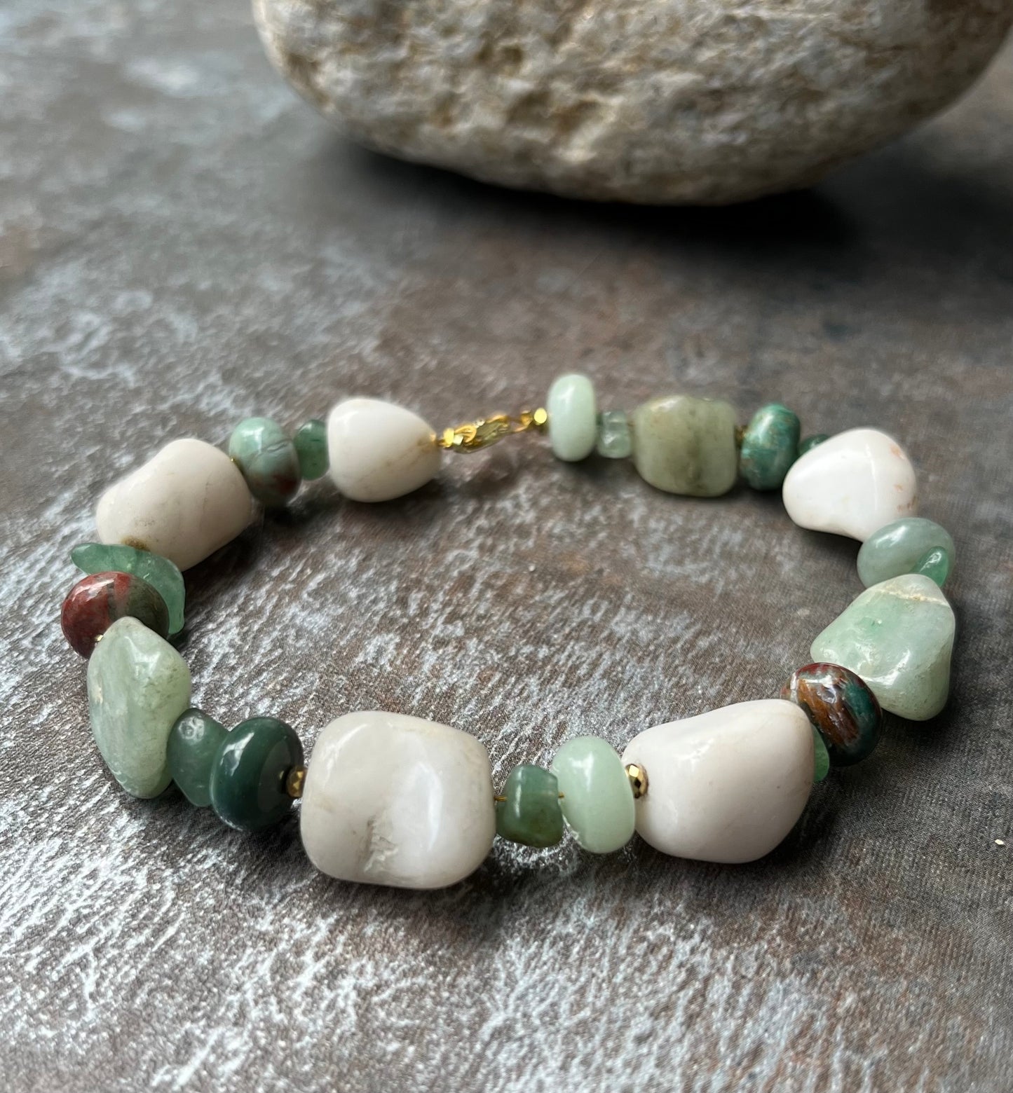 Handmade Armband aus verschiedenen Steinen