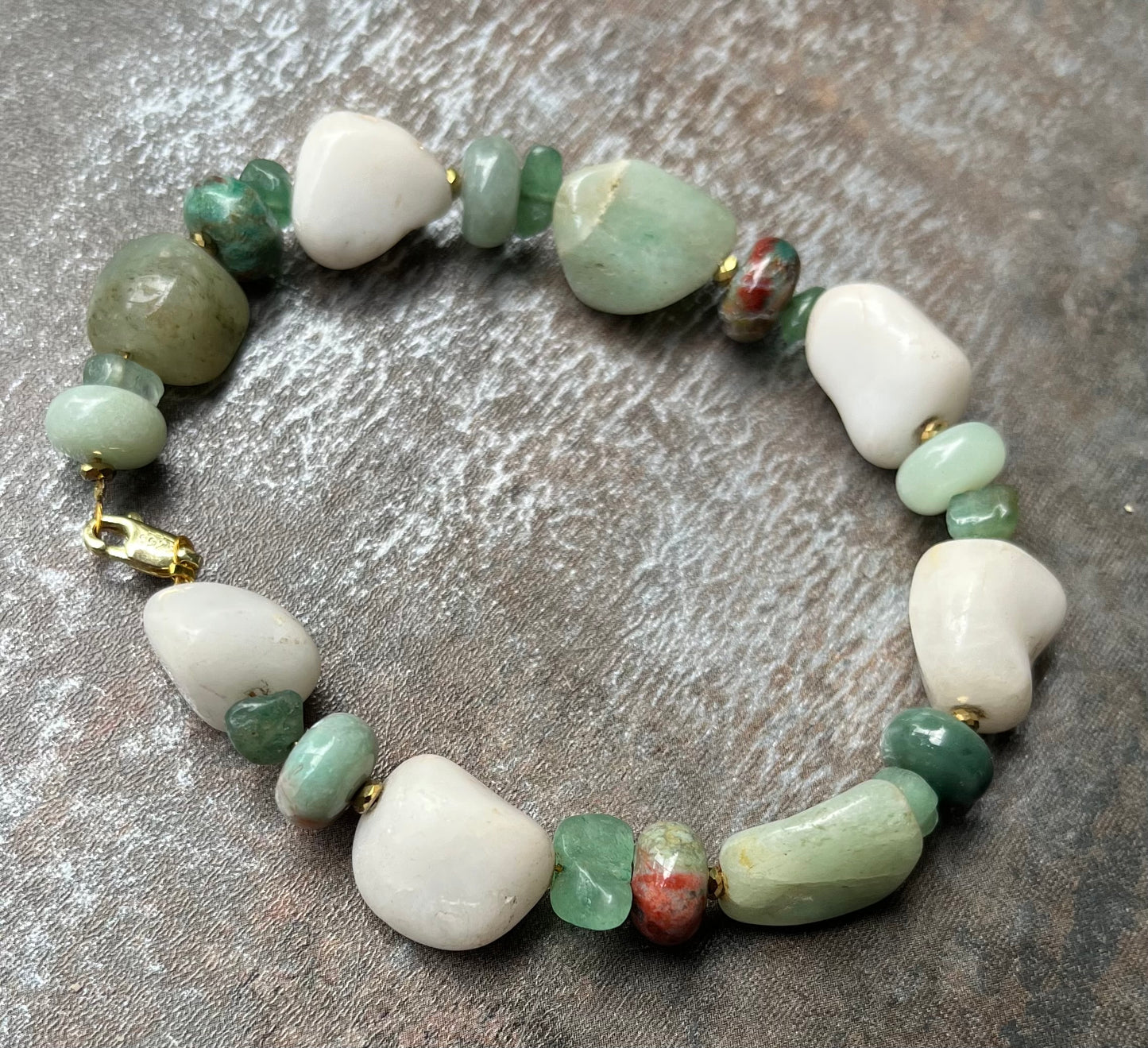 Handmade Armband aus verschiedenen Steinen