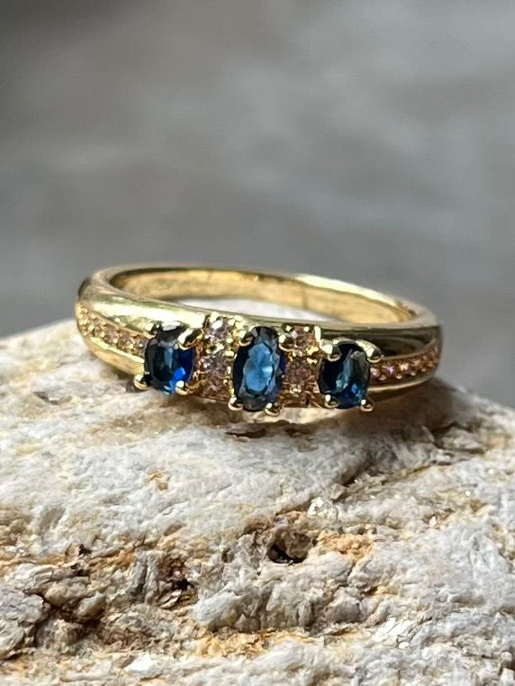 Ring mit blauen Steinchen