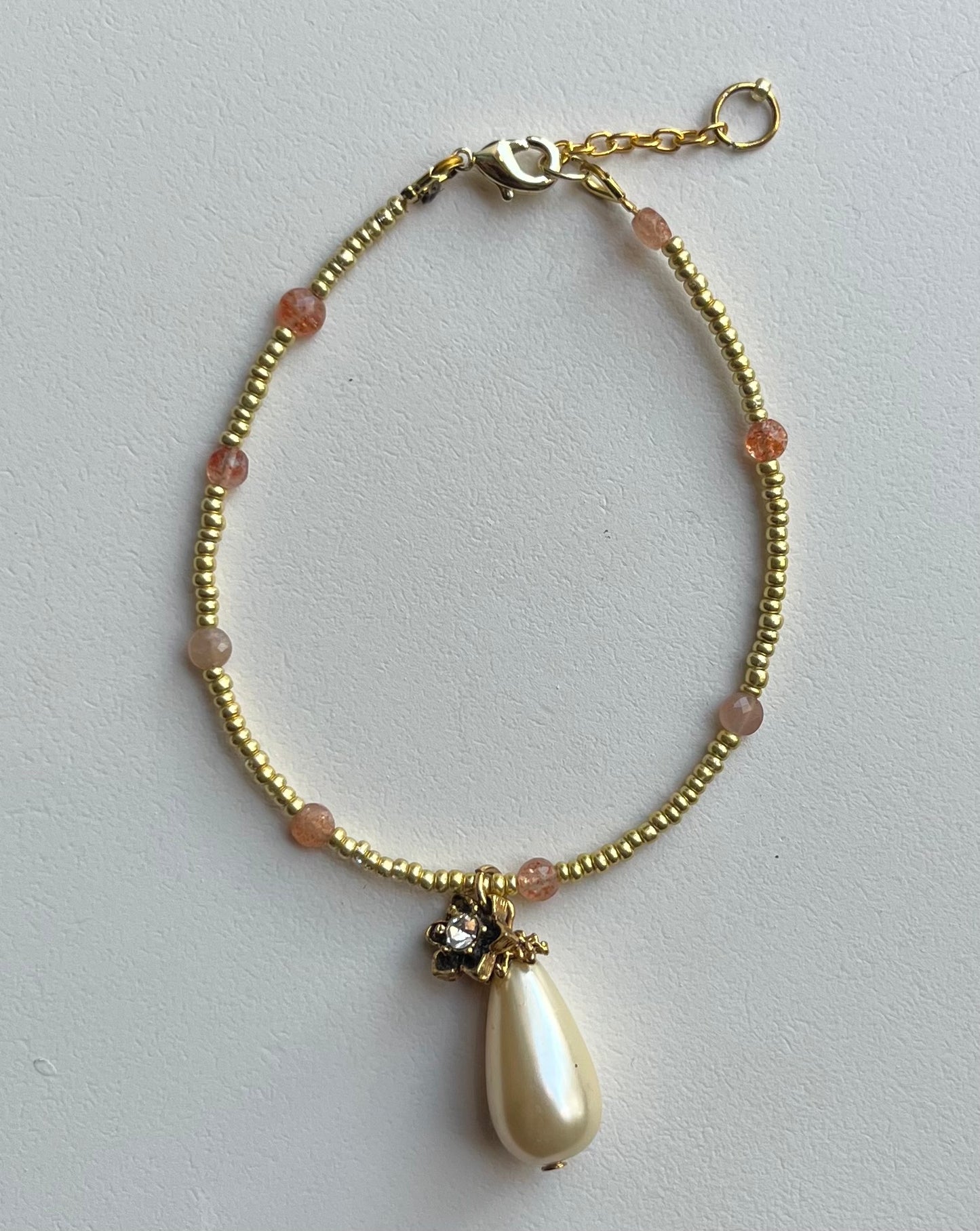 Handmade Armband mit Vintage Charms und Erdbeerquarz