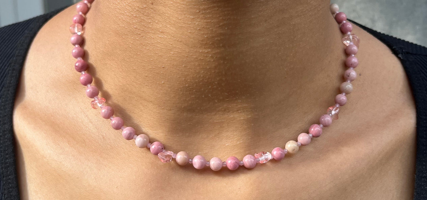 Handgemachte Kette mit Rhodonitperlen und Karneol