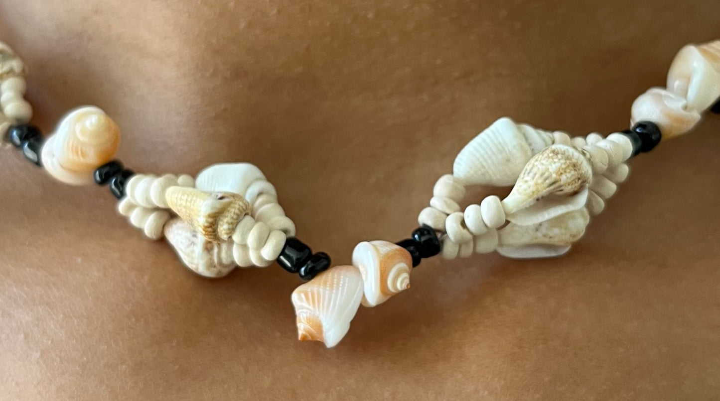 Enganliegende Vintage Halskette mit Muscheln