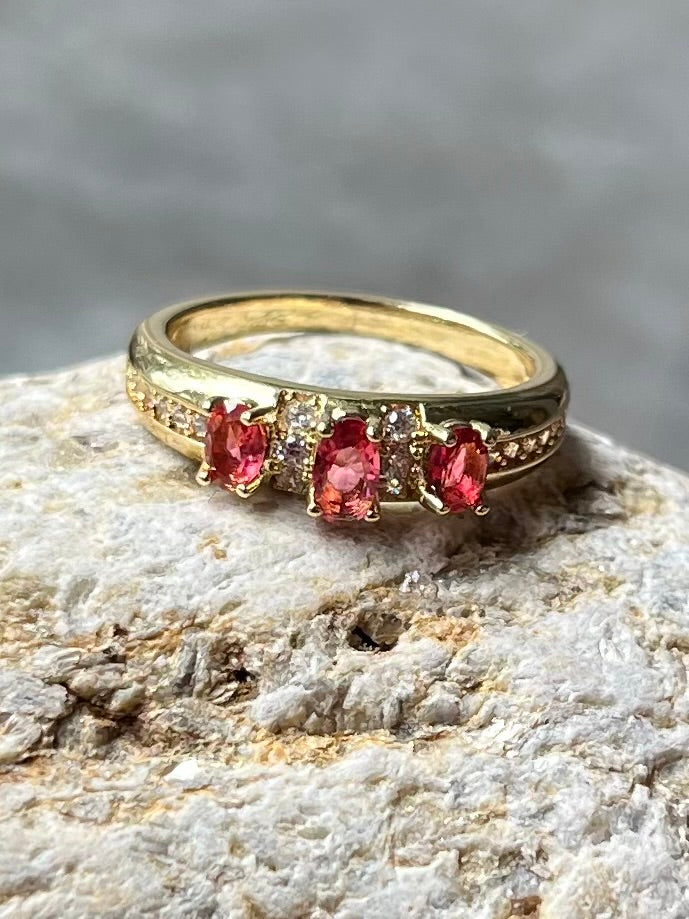Ring mit rosa Steinchen