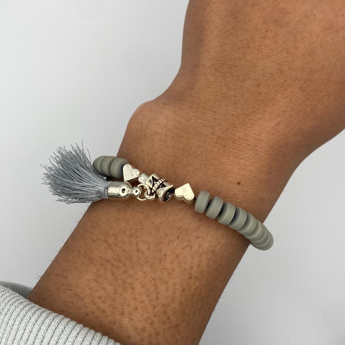 Graues Armband mit Charms