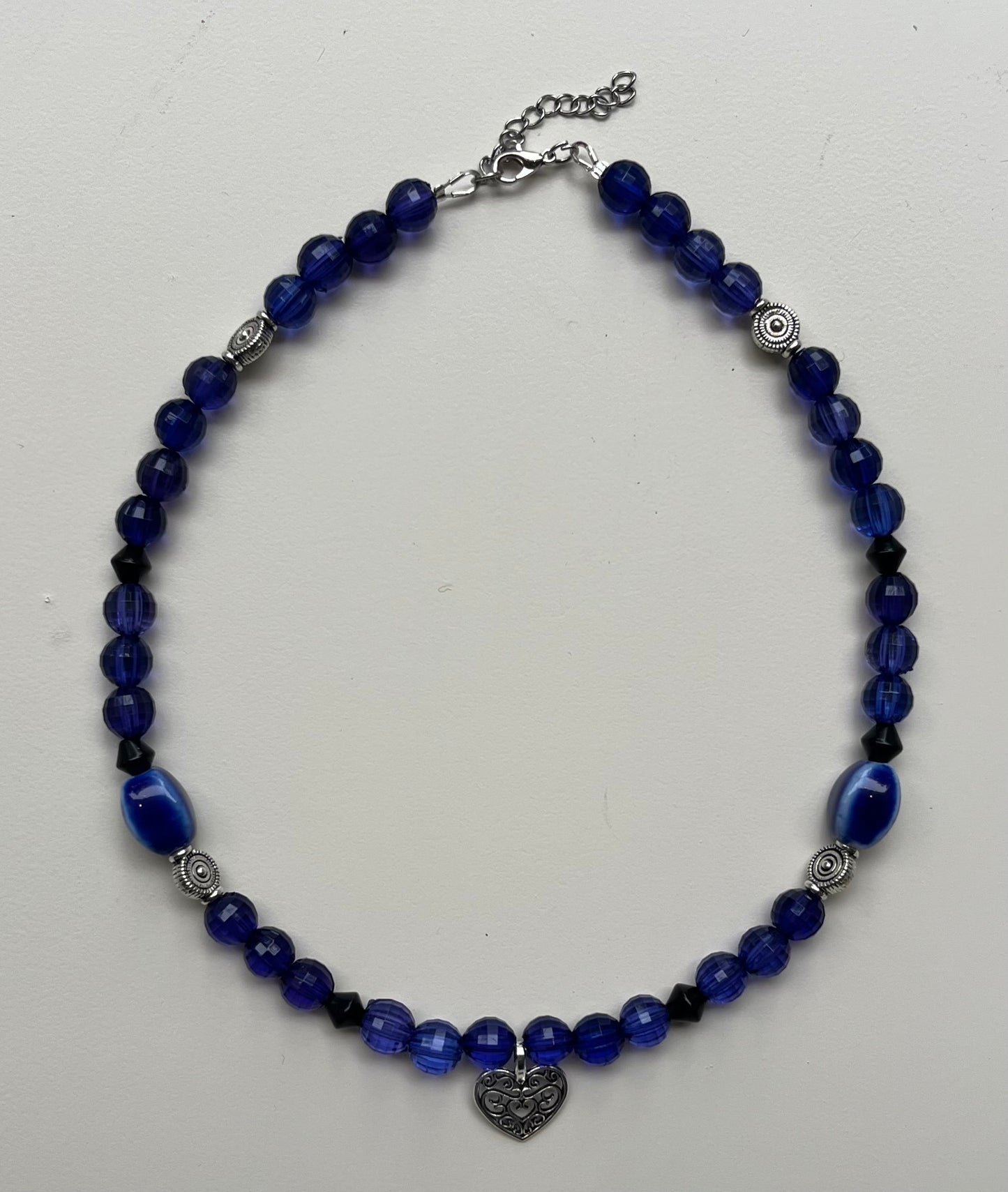 Handgemachte Kette mit Herzcharm