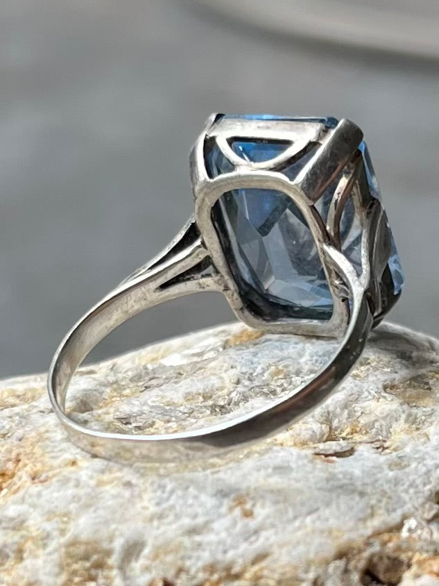 Vintage Ring mit hellblauem Stein