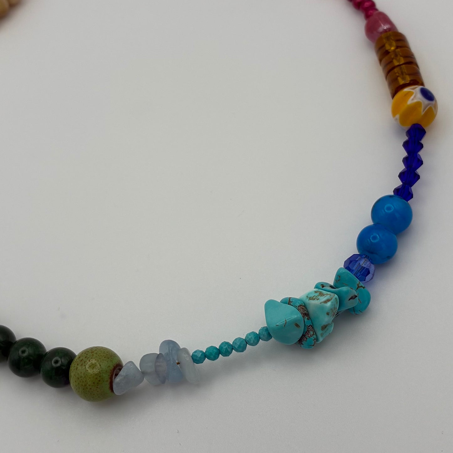 Bunte handgemachte Halskette mit verschiedenen Edelsteinen