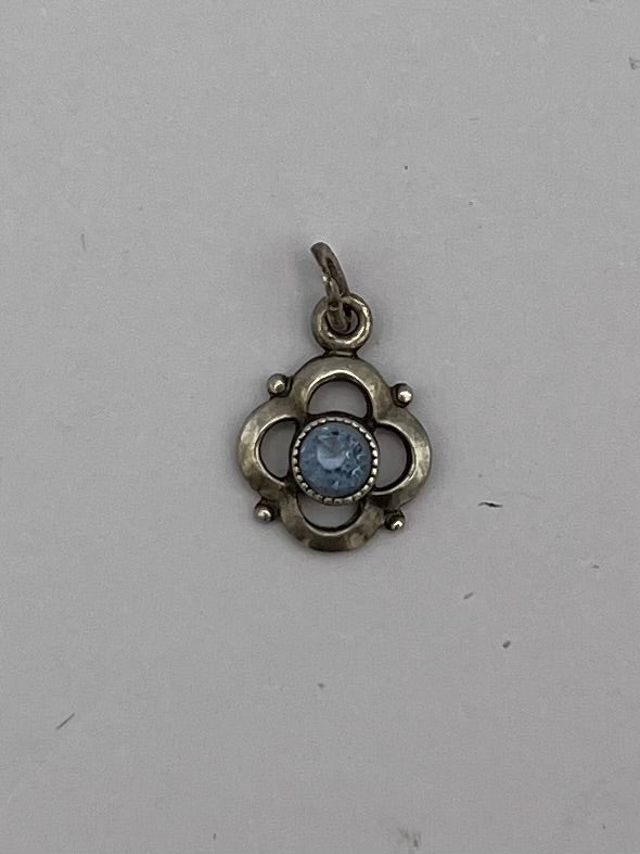 Kleiner silberner Anhänger mit blauem Stein