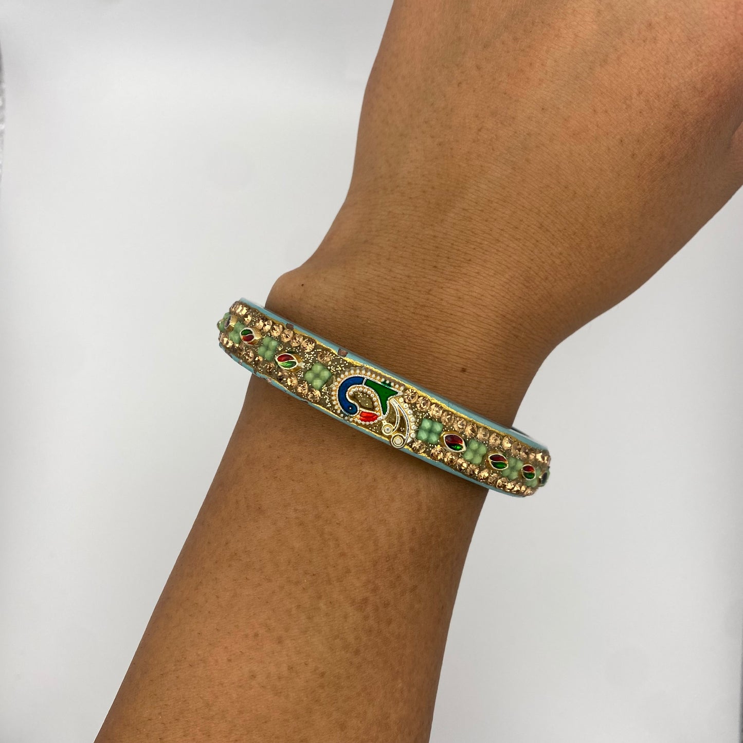 Traditioneller Armreif mit Pfauenmotiv und Steinchen