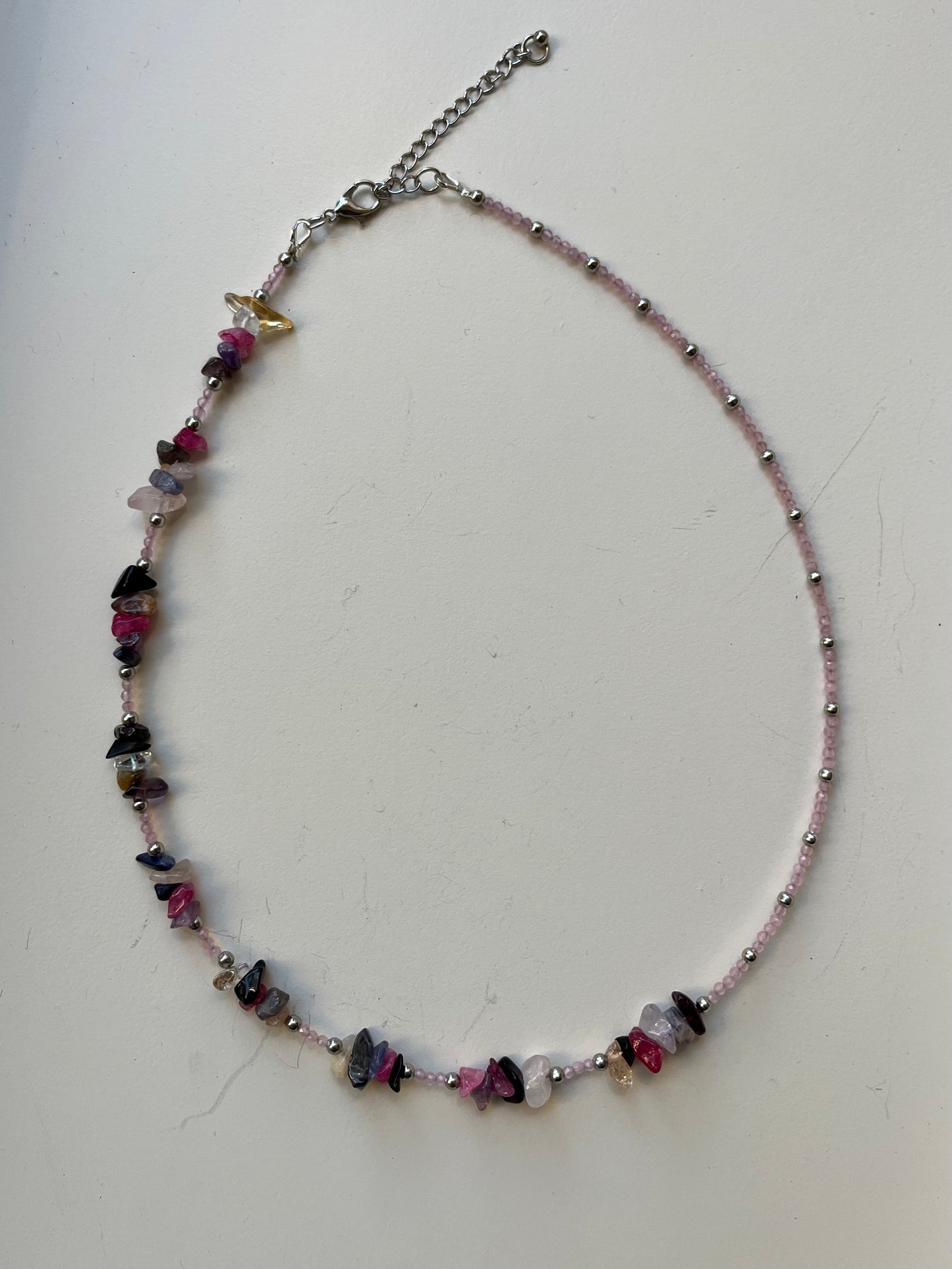 Handgemachte asymmetrische Halskette mit Halbedelsteinperlen