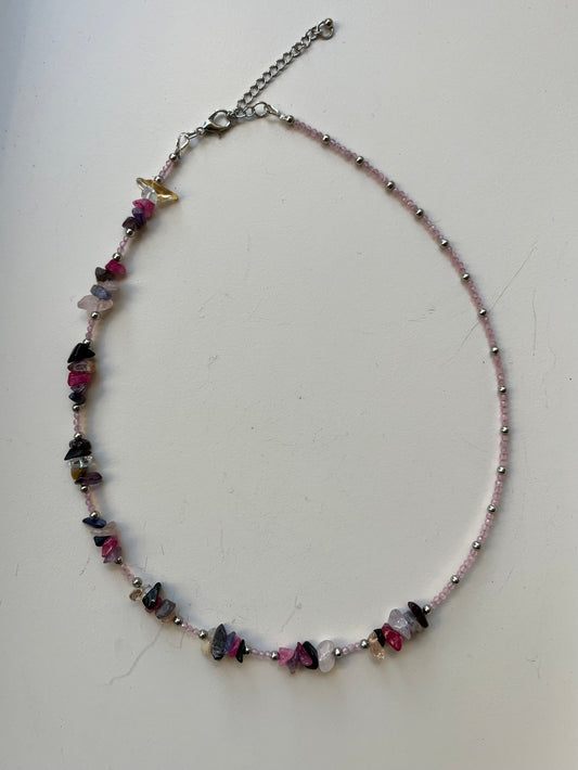 Handgemachte asymmetrische Halskette mit Halbedelsteinperlen