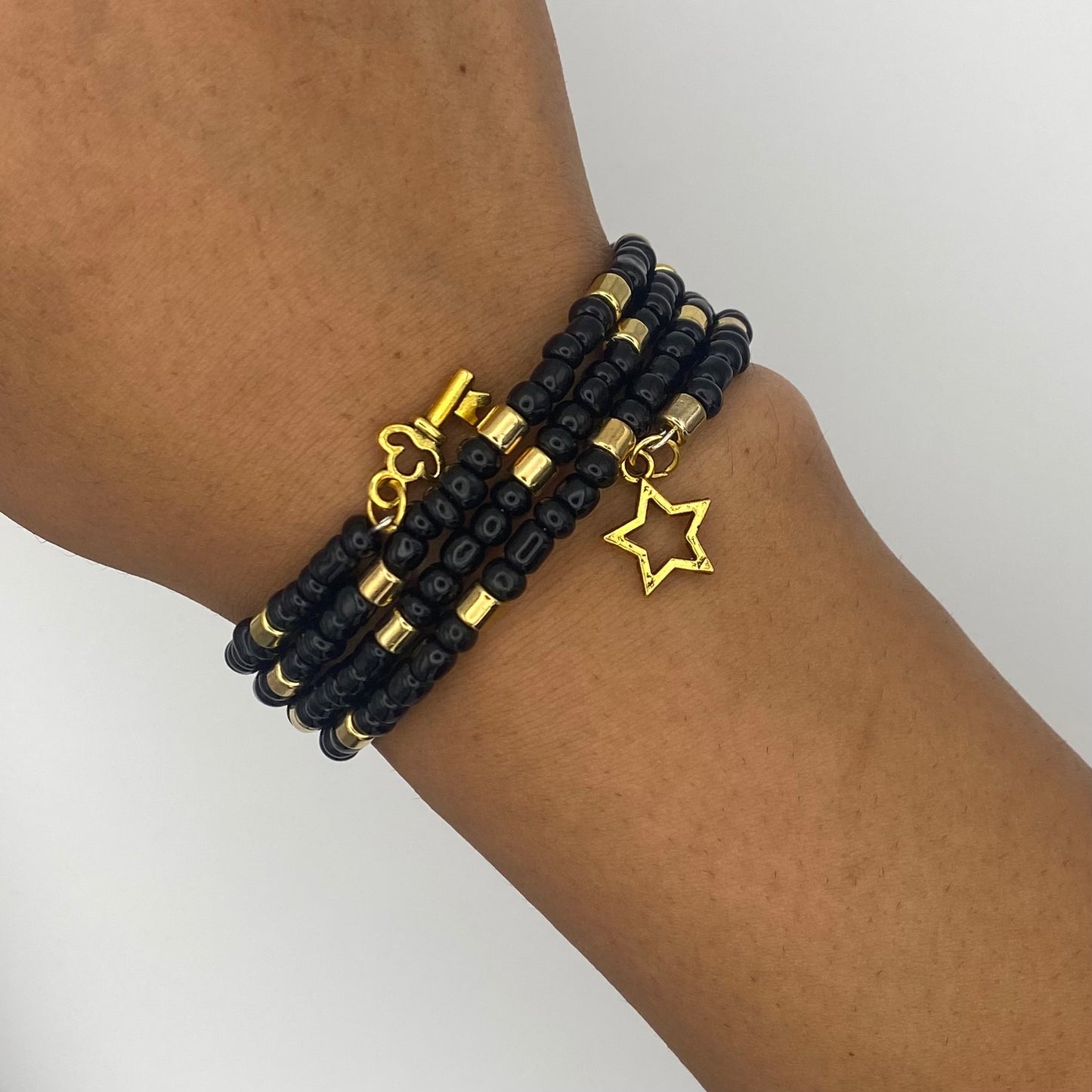 Schwarzer Spiralarmreif mit goldenen Details