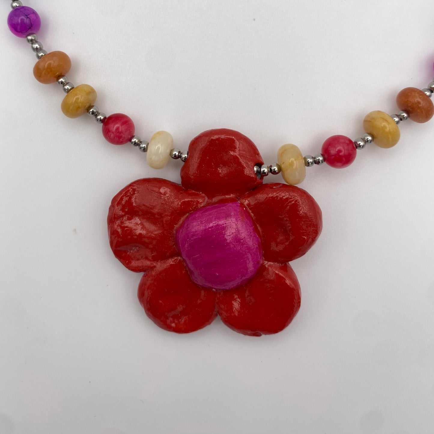 Handgemachte bunte Halskette mit Blümchen-Charm und Edelsteinen