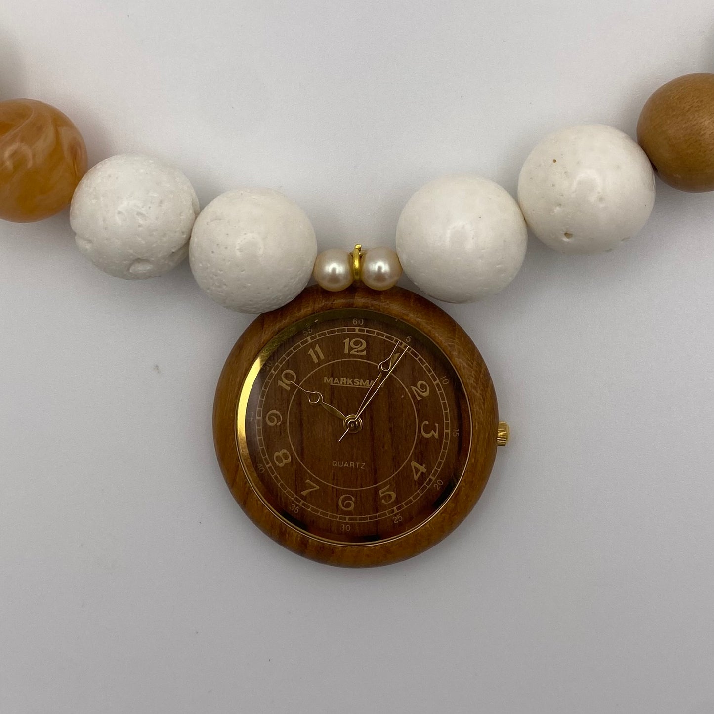Handgemachtes Collier mit Uhr, natürlicher Koralle und recycelten Vintageperlen