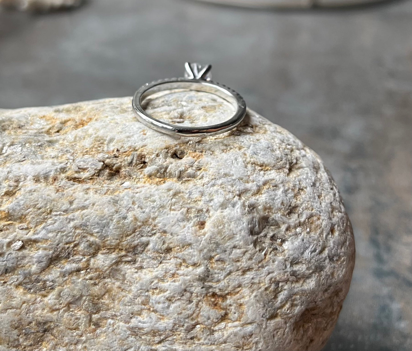 Ring mit Glitzerstein