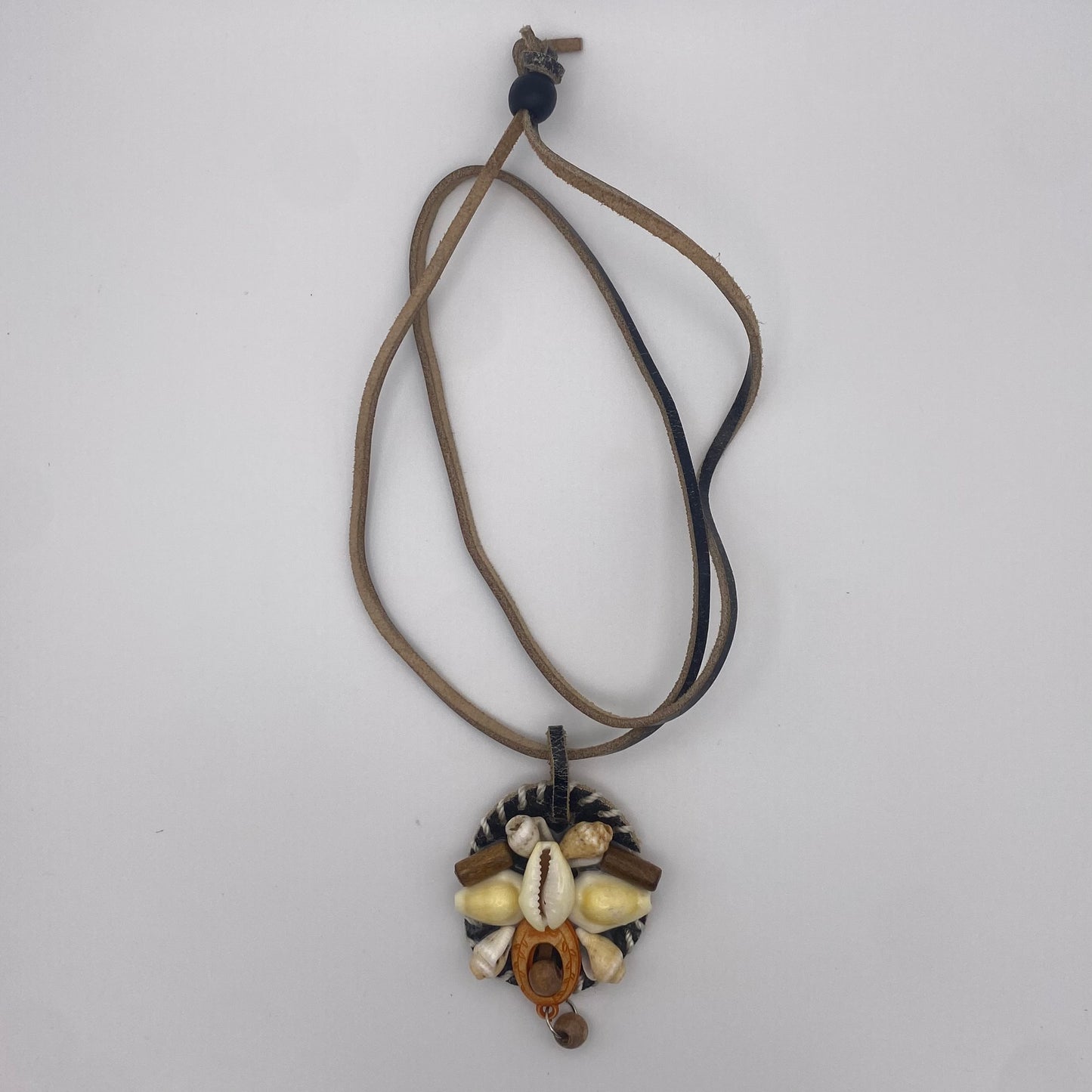 Handgemachtes Lederamulett